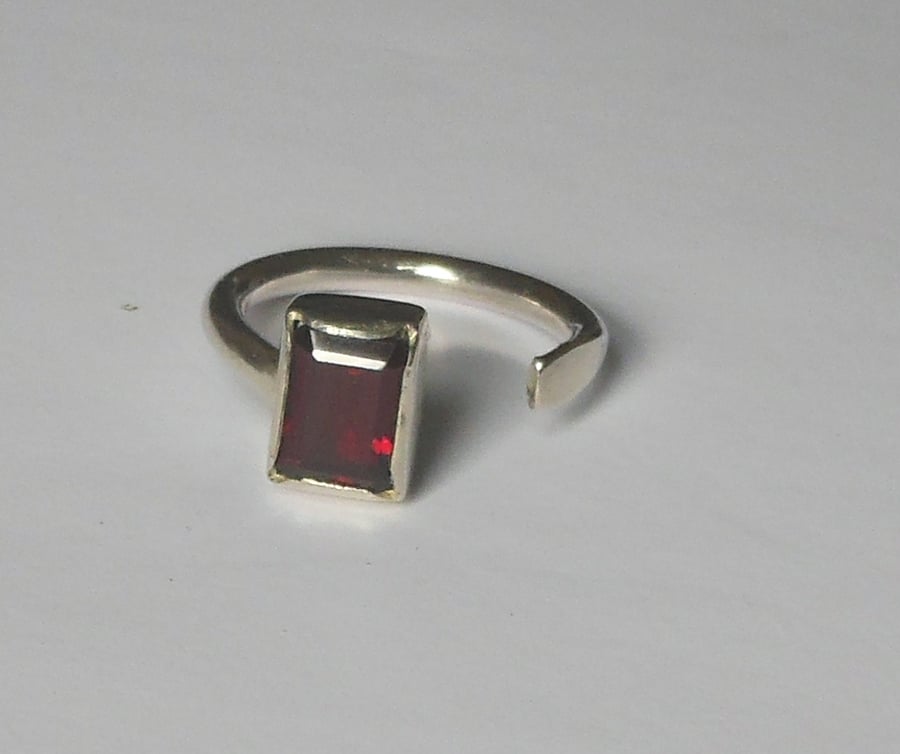Geometric garnet ring