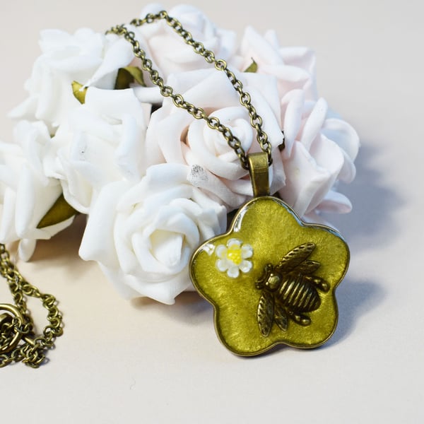 Bee and Daisy Pendant Necklace