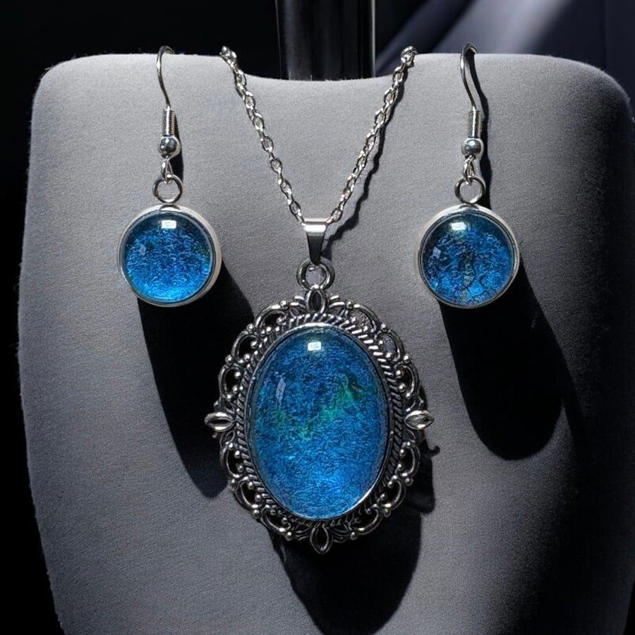 Vintage style necklace and earrings set, handmade felt with silk in turquoise