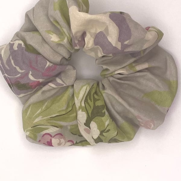 SCRUNCHIE - Elegant muted grey floral