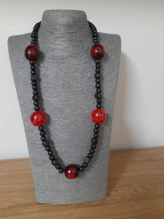 RED AND BLACK LONG BEADED NECKLACE.