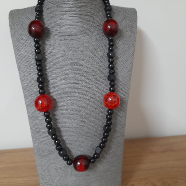 RED AND BLACK LONG BEADED NECKLACE.