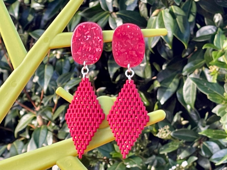 RED STATEMENT EARRINGS resin triangle retro groovy disco statement