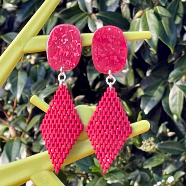 RED STATEMENT EARRINGS resin triangle retro groovy disco statement