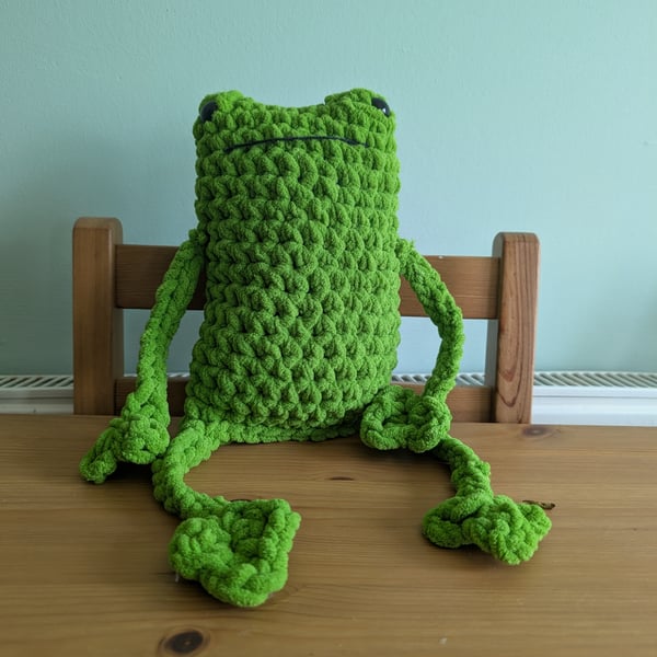 Large apple green leggy frog 