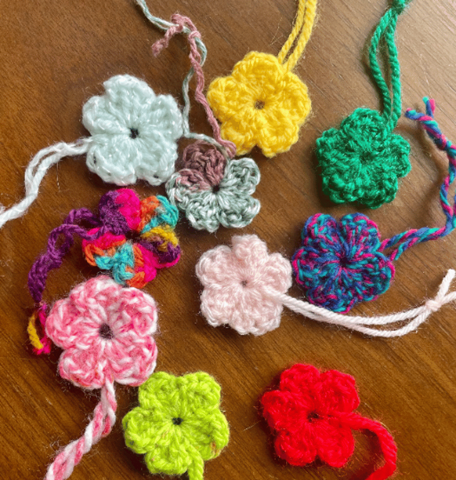Mini Crochet Daisy Flowers Embellishments Favours Retro Cottage Core Wedding