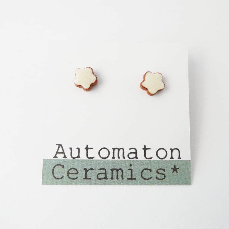 Flower stud earrings, white.