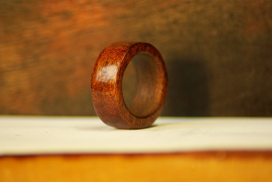 Solid exotic wood ring: Mahogany