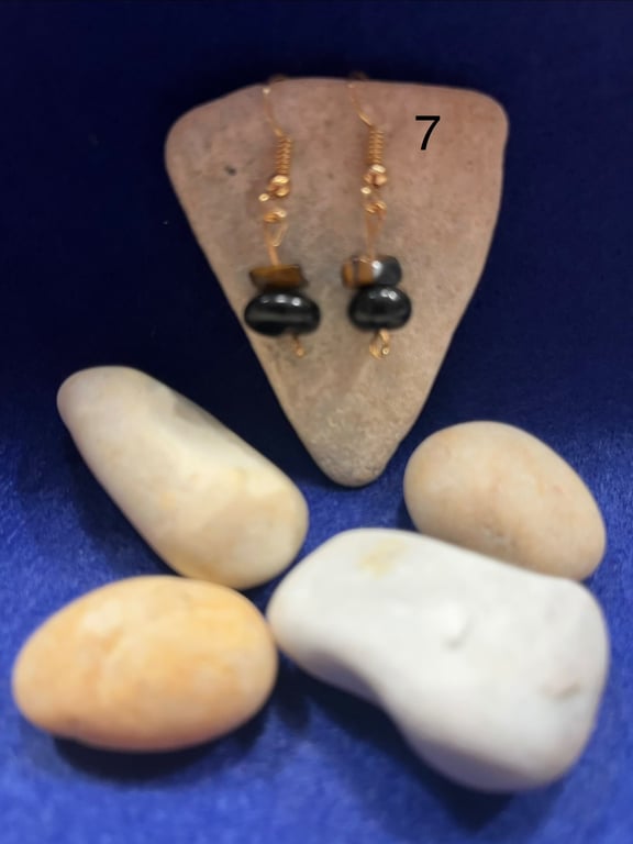Beautiful dangling earrings with  brown and black stones.