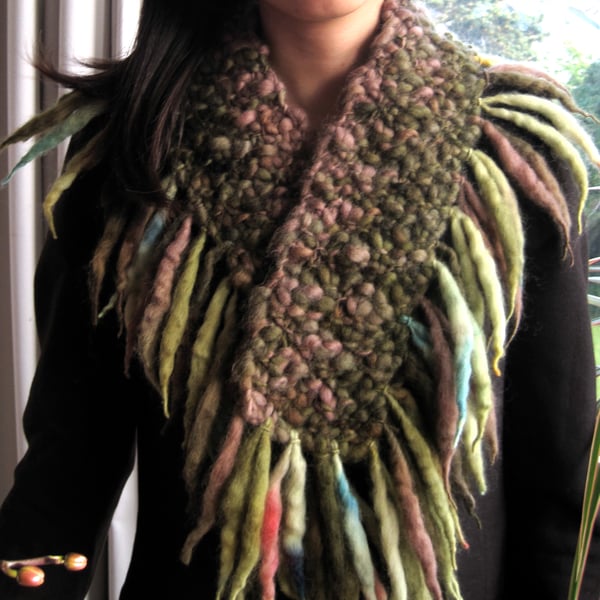 Mossy wool fringed scarf