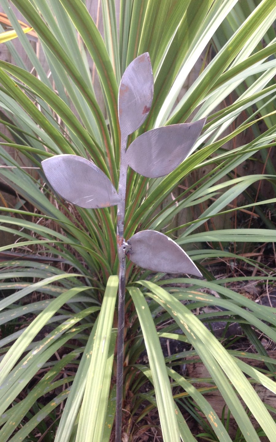 Leaf motif plant support