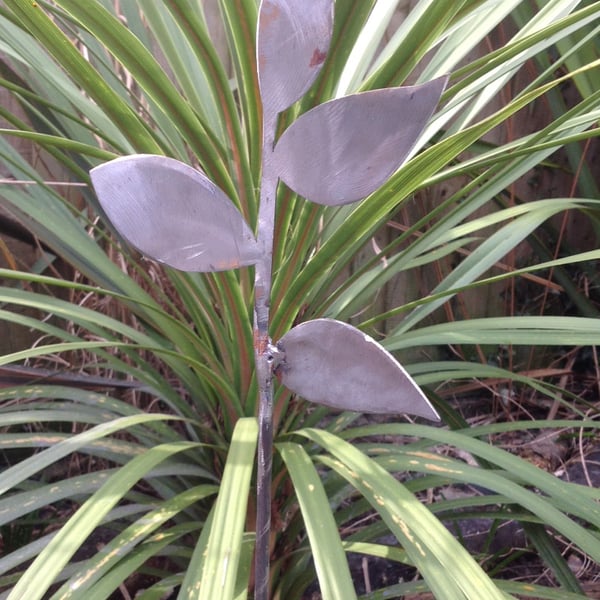 Leaf motif plant support