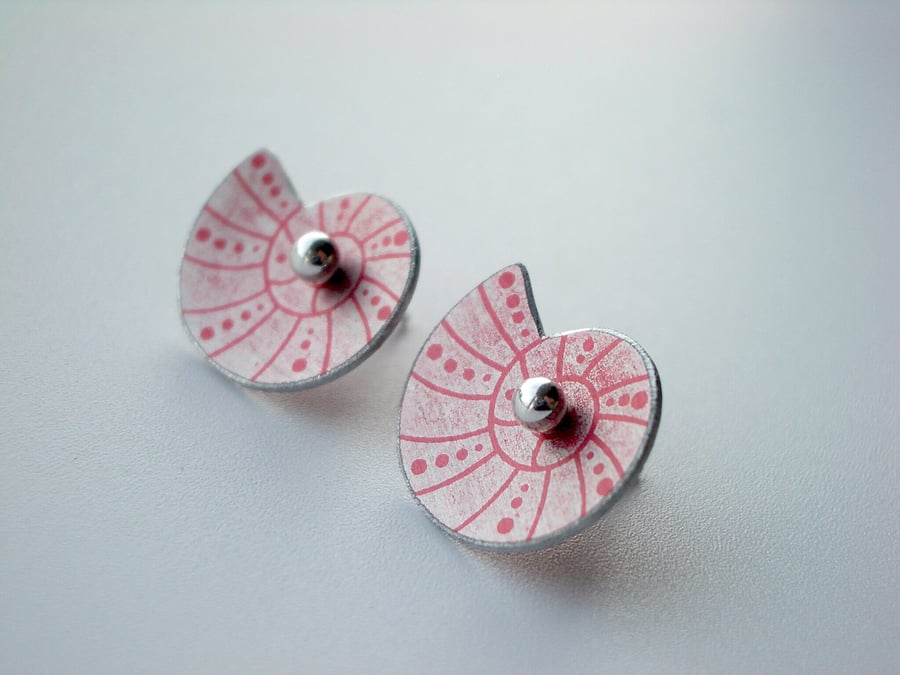 Shell studs in light red and silver