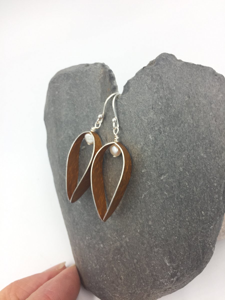 Anodised aluminium’Berry’ earrings in orange with pearl