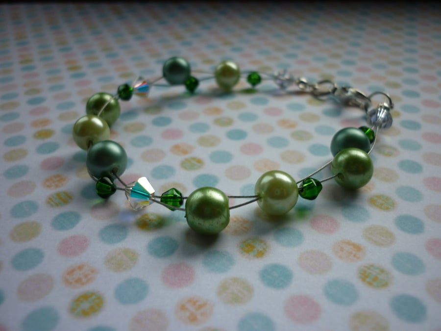 SHADES OF GREEN AND AB CRYSTAL BEADED BRACELET.