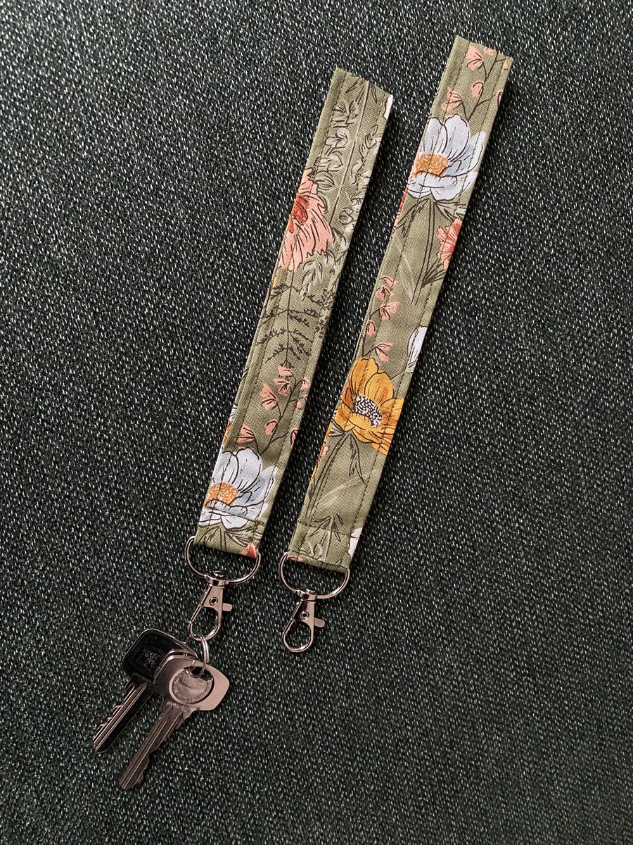 Wrist strap keyring - Floral with green background