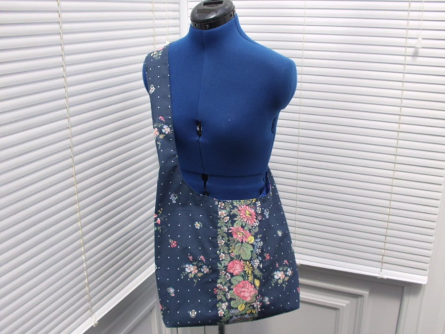 OVER THE BODY  SHOULDER BAG IN BLUE WITH FLOWERS