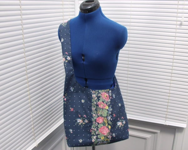 OVER THE BODY  SHOULDER BAG IN BLUE WITH FLOWERS