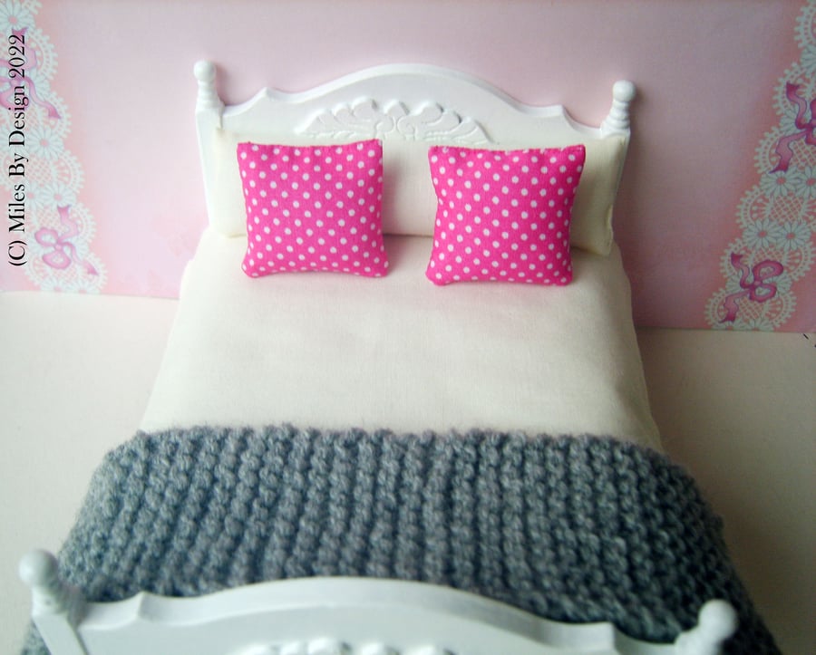 1:12 Scale Pink & Cream Dolls House Bedding Set With Knitted Grey Throw
