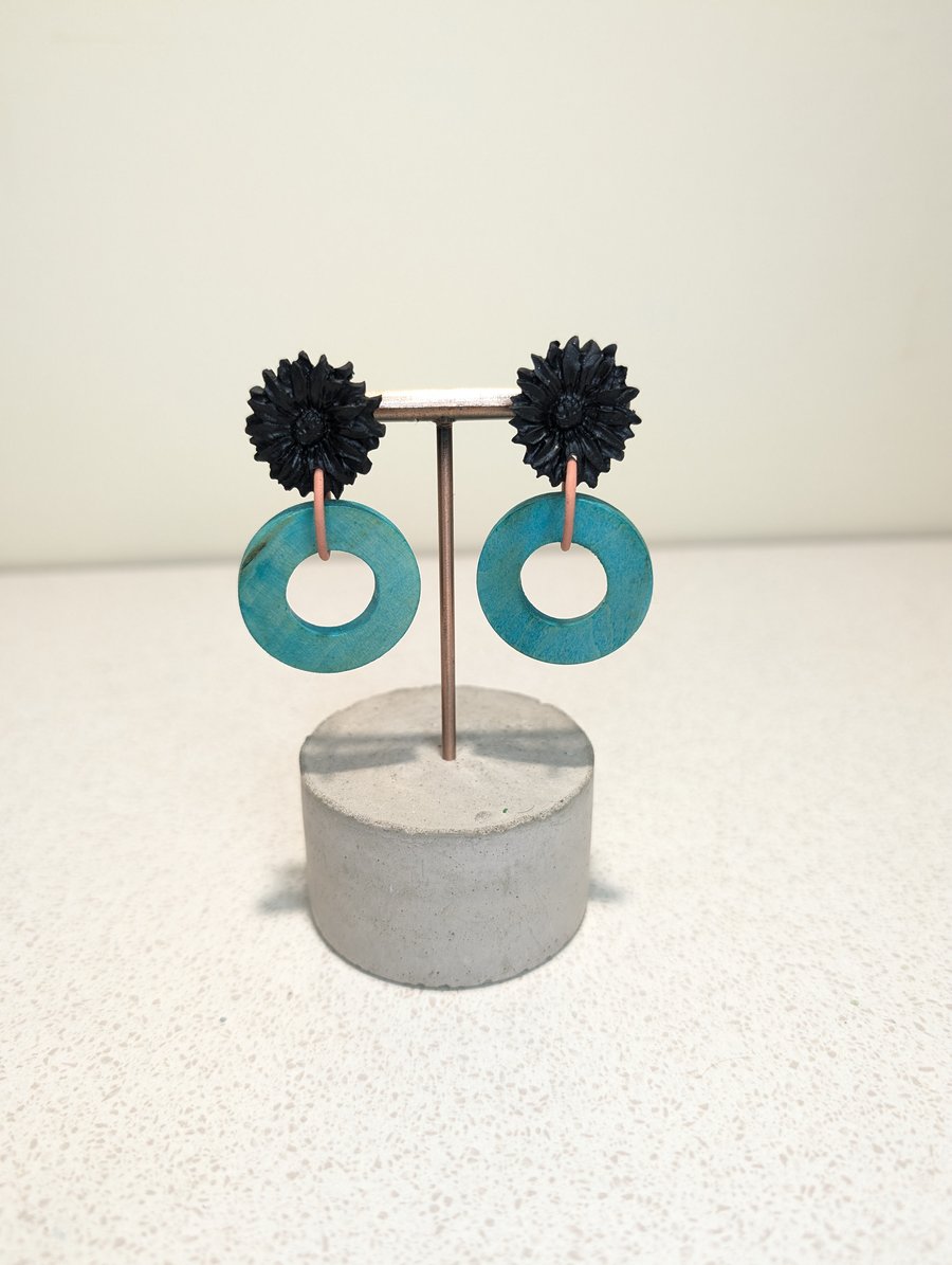 Upcycled necklace earrings - blue wood flower 