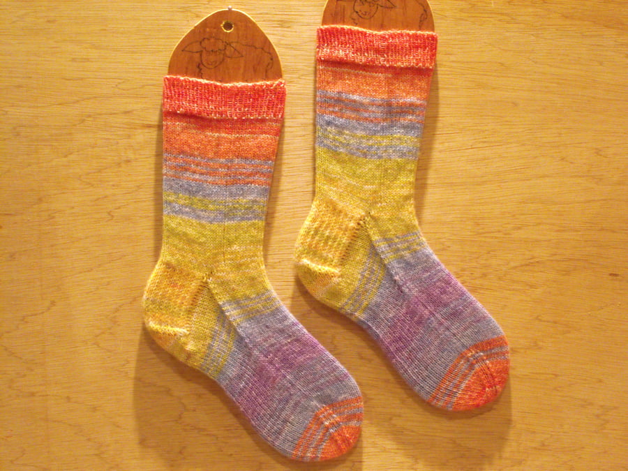CUSTOM LISTING FOR JULIE Hand knitted socks MEDIUM size 5-7