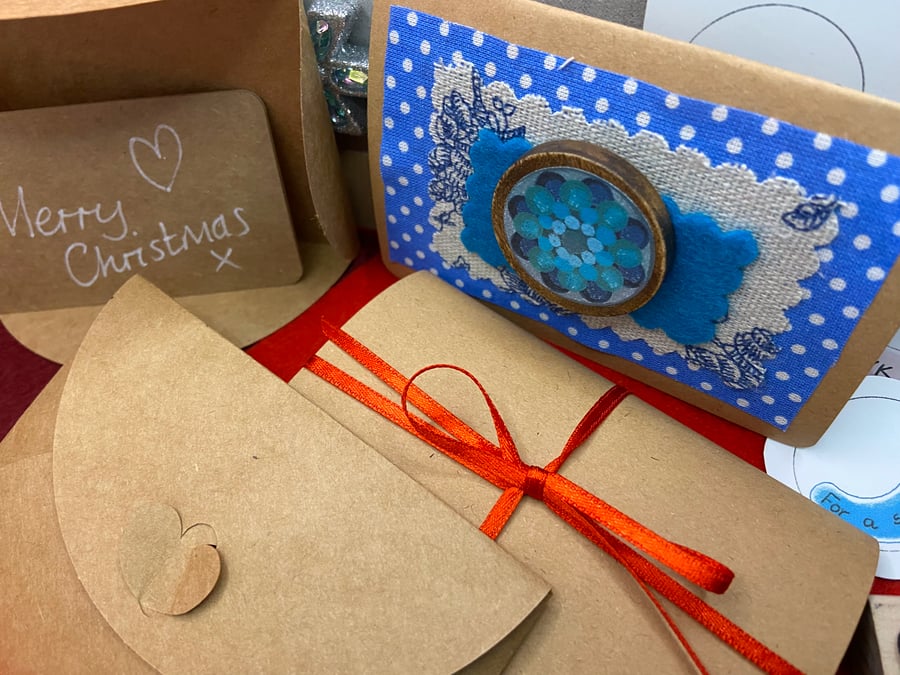 Wooden brooch with wavy flowers