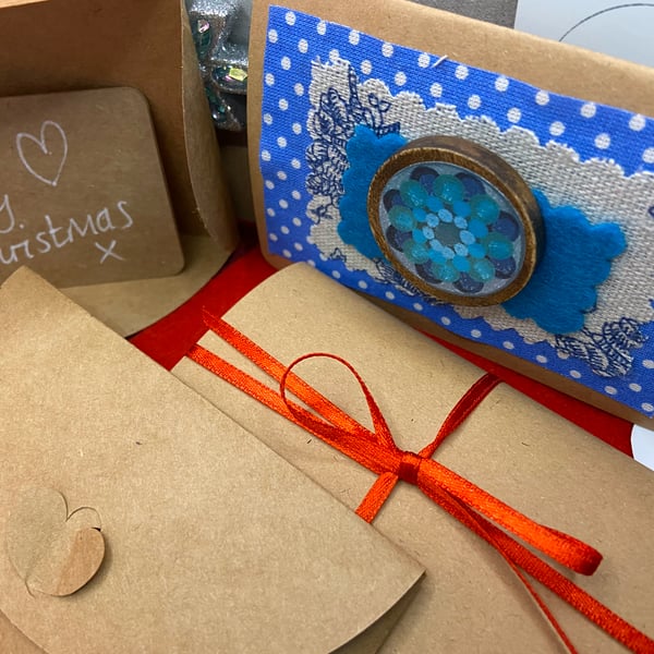 Wooden brooch with wavy flowers