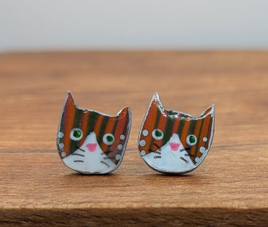 Tabby cat stud earrings 