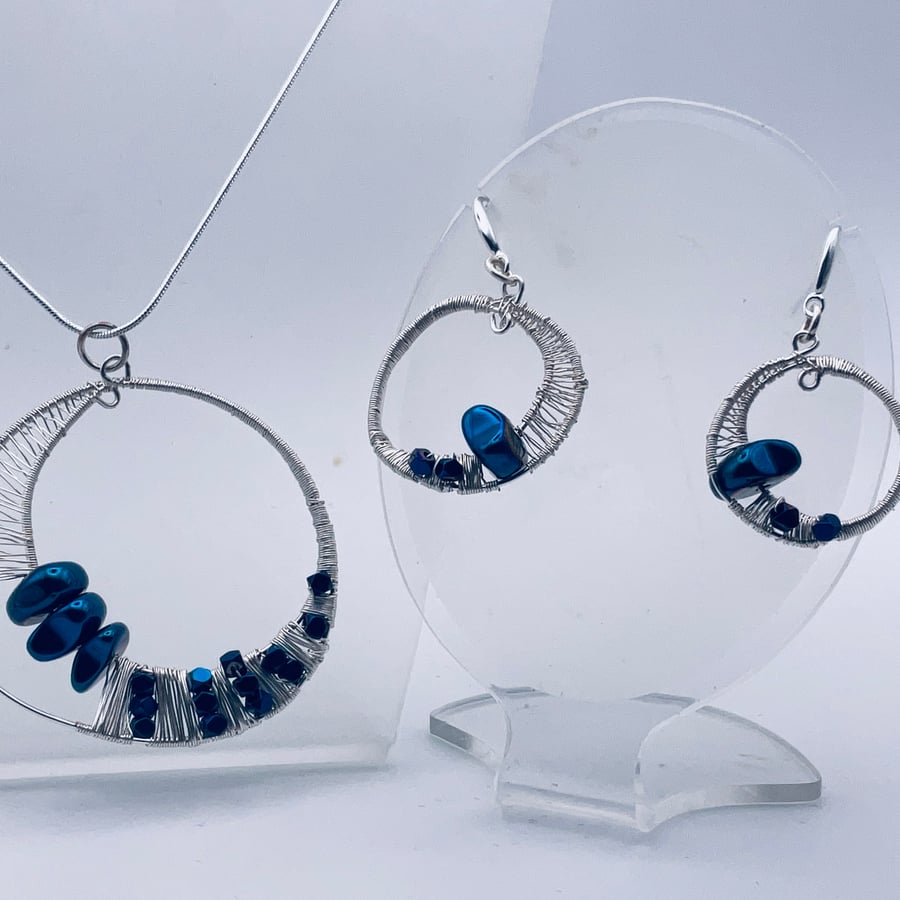 Sparkling midnight blue pendant and earrings set