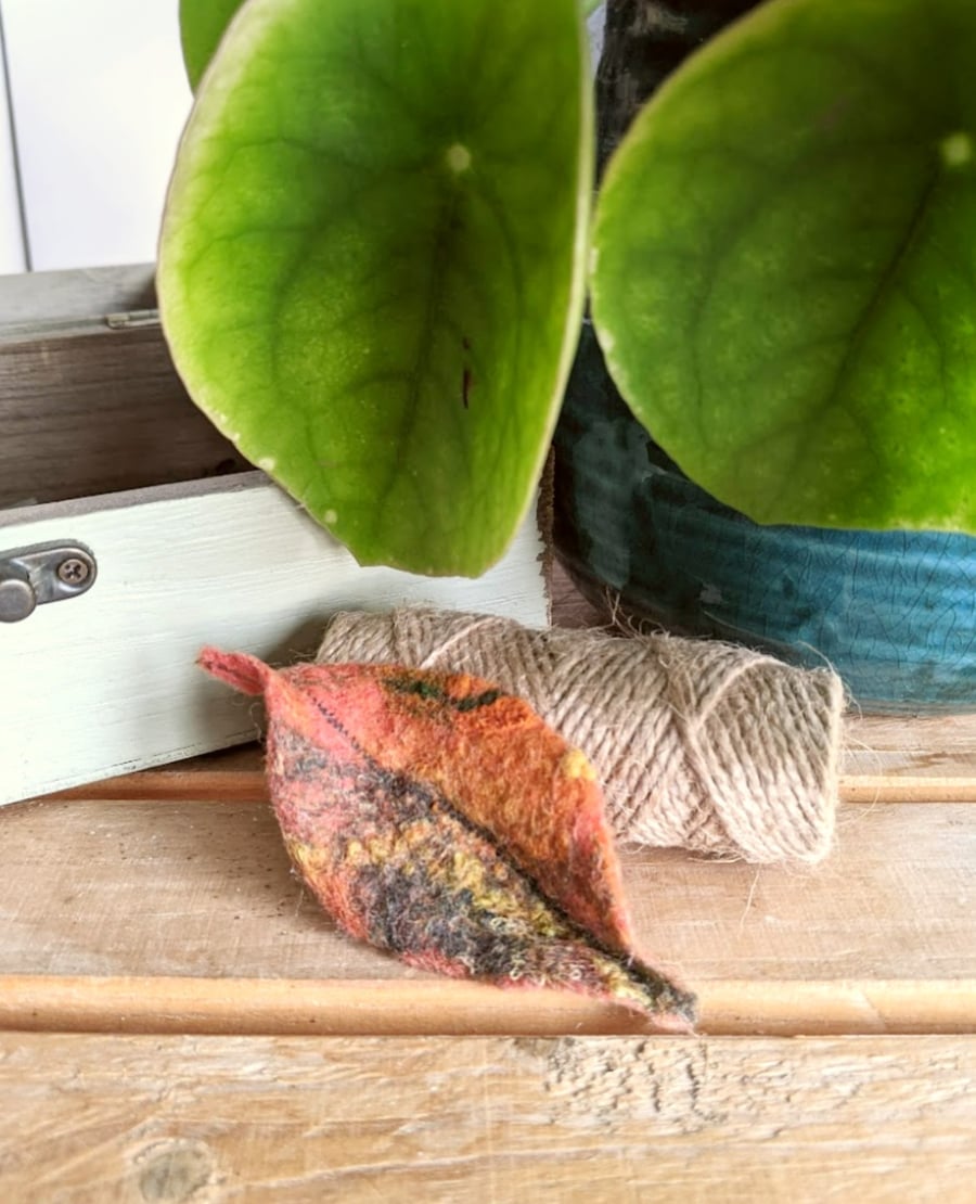 Felted leaf brooch : autumnal shades of rust and orange