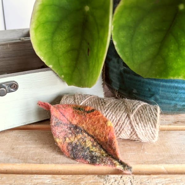 Felted leaf brooch : autumnal shades of rust and orange