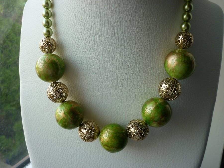 OLIVINE AND GOLD CHUNKY NECKLACE.  593