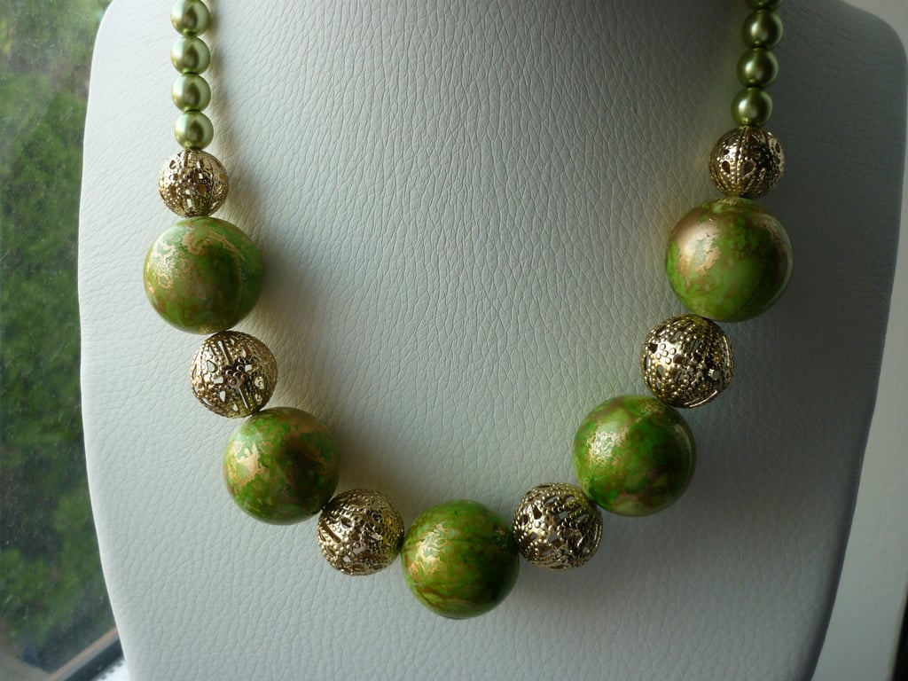 OLIVINE AND GOLD CHUNKY NECKLACE.  593