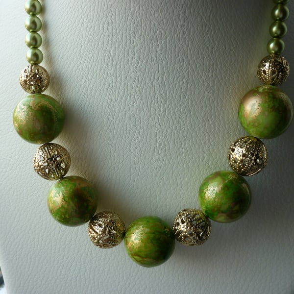 OLIVINE AND GOLD CHUNKY NECKLACE.  593