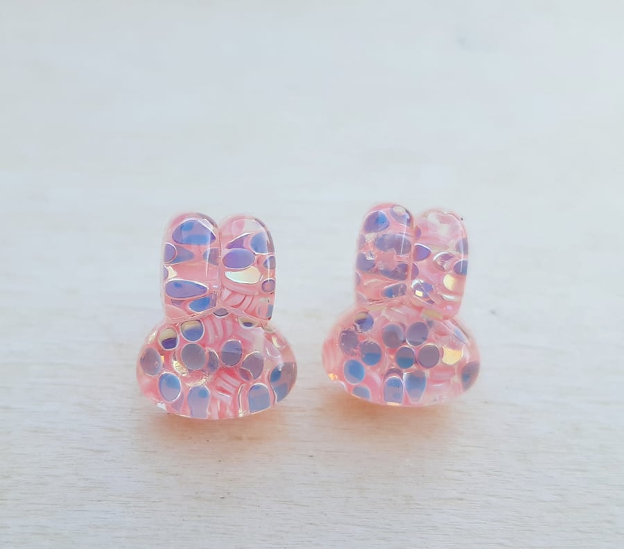 Kitsch bunny glitter resin stud earrings pink 