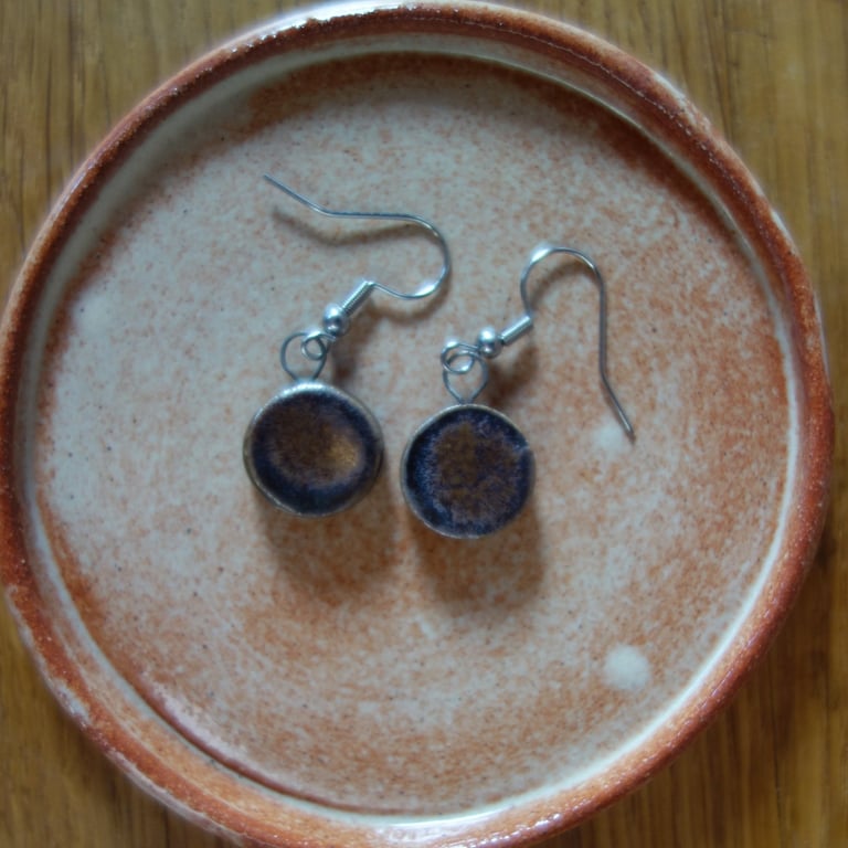 Ceramic disc dangle earrings in gold
