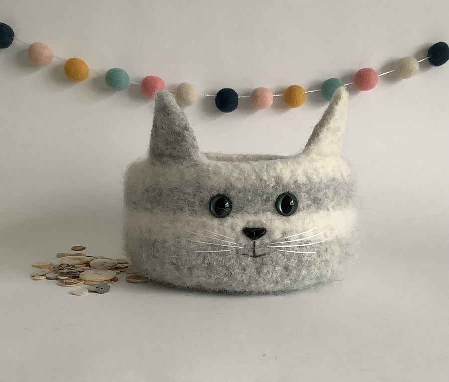 FELTED 'FUSSPOT' BOWL, desk tidy  . Cat. Grey  and white. Home decor.