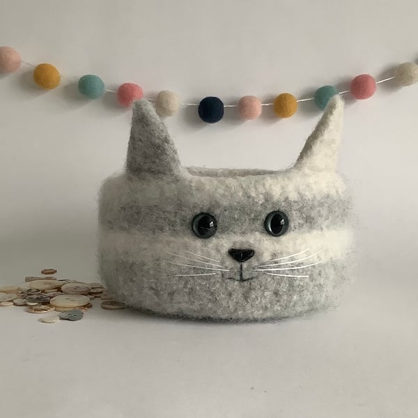 FELTED 'FUSSPOT' BOWL, desk tidy  . Cat. Grey  and white. Home decor.
