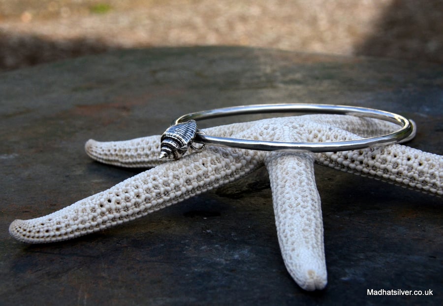 Hammered silver bangle with silver seashell
