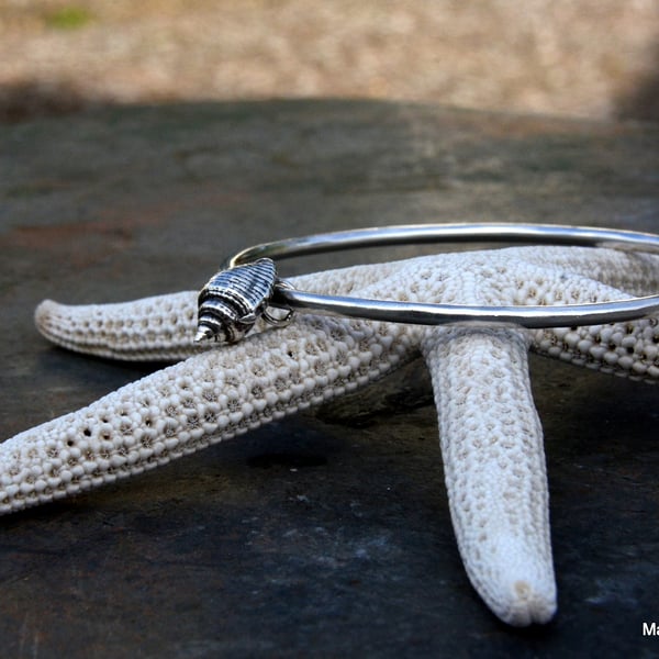 Hammered silver bangle with silver seashell