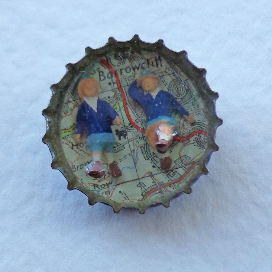 People & Places - Mini Worlds Brooch & Vintage Map Pouch - Girls in Scarborough