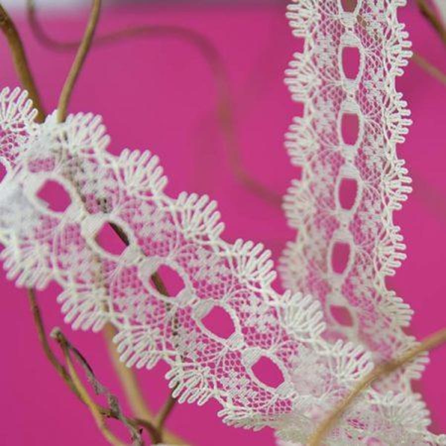 Cream eyelet knitting lace 35mm x 2 metres 