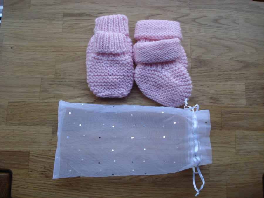A Set Of Pink Bootees And Mittens For A New Baby (R705)