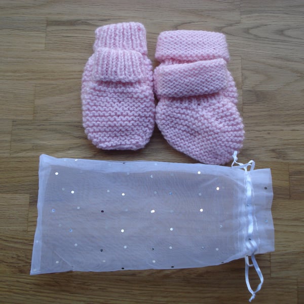 A Set Of Pink Bootees And Mittens For A New Baby (R705)