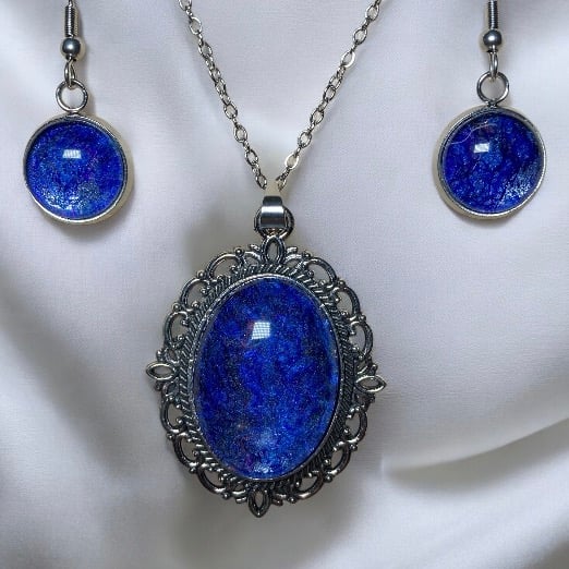 Vintage style necklace and earrings, handmade felt with silk in blue