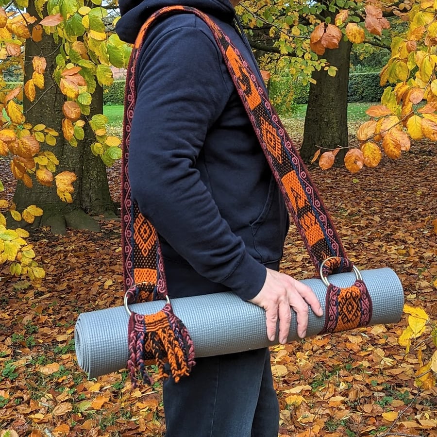 Yoga mat carrier handmade by peruvian artisans. 90 cm length.