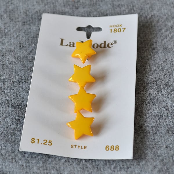 DESTASH: 4 Vintage La Mode Yellow Plastic Star Shank Buttons on Original Card 