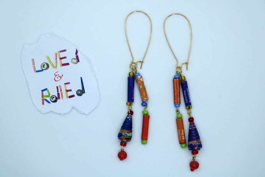 Dangling multicoloured earrings made of paper beads