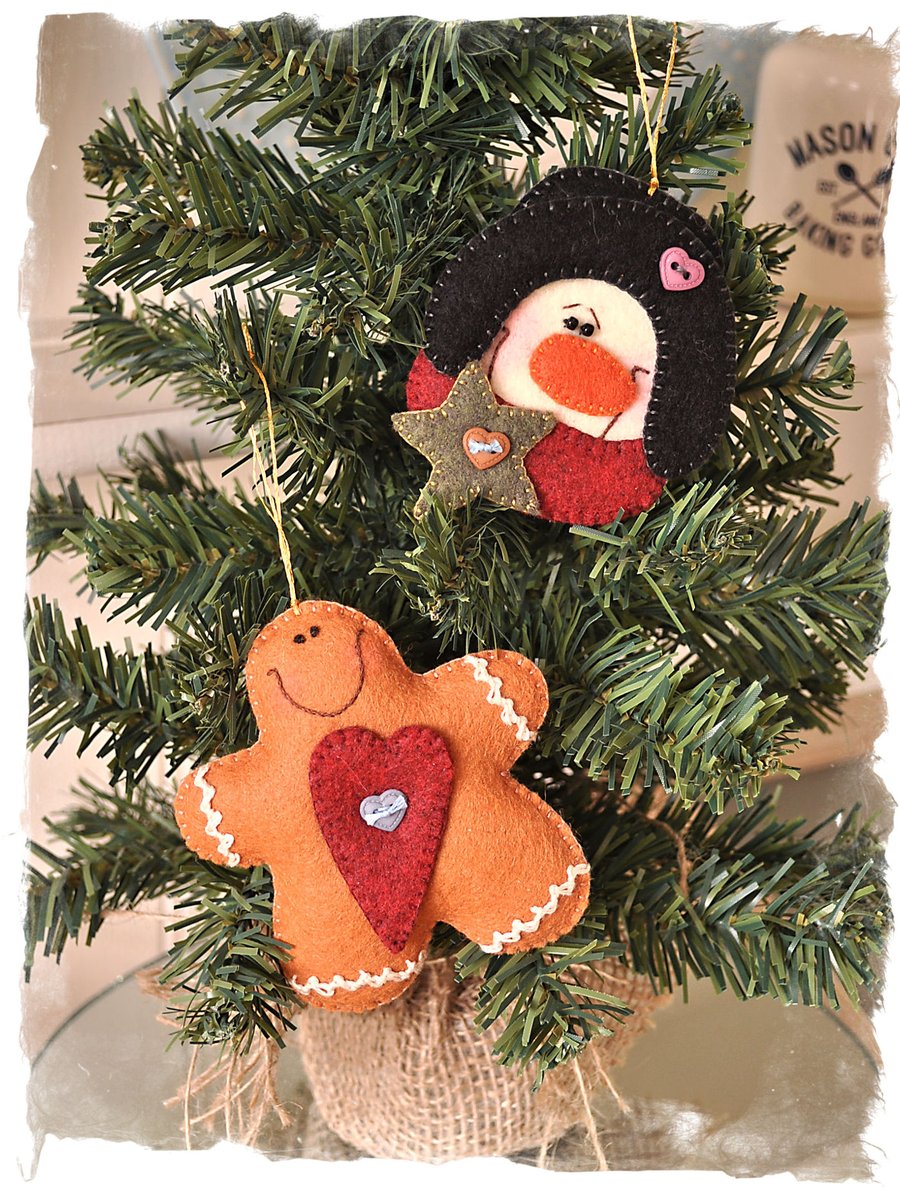 Ginger & Flakey Tree Hangers Felt Pattern - Christmas Decorations