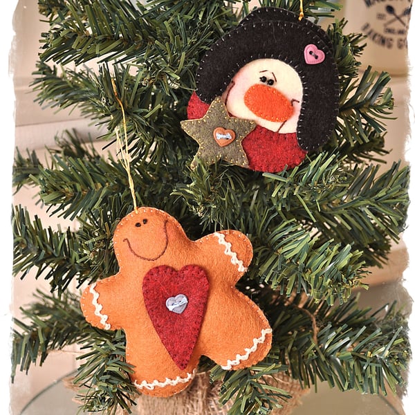 Ginger & Flakey Tree Hangers Felt Pattern - Christmas Decorations